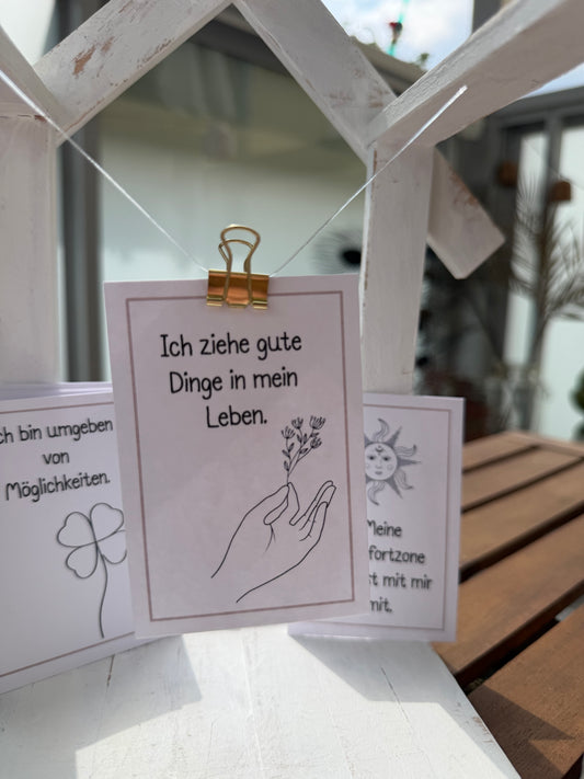 Mut-Haus mit positiven Affirmationskarten