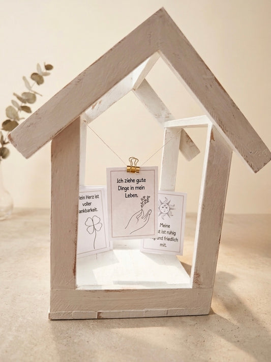 Mut-Haus mit positiven Affirmationskarten